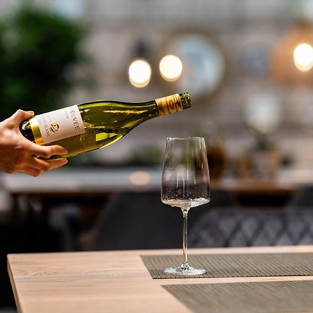 Hotel Residence Promenade Burgas Zewnętrze zdjęcie Wine being poured