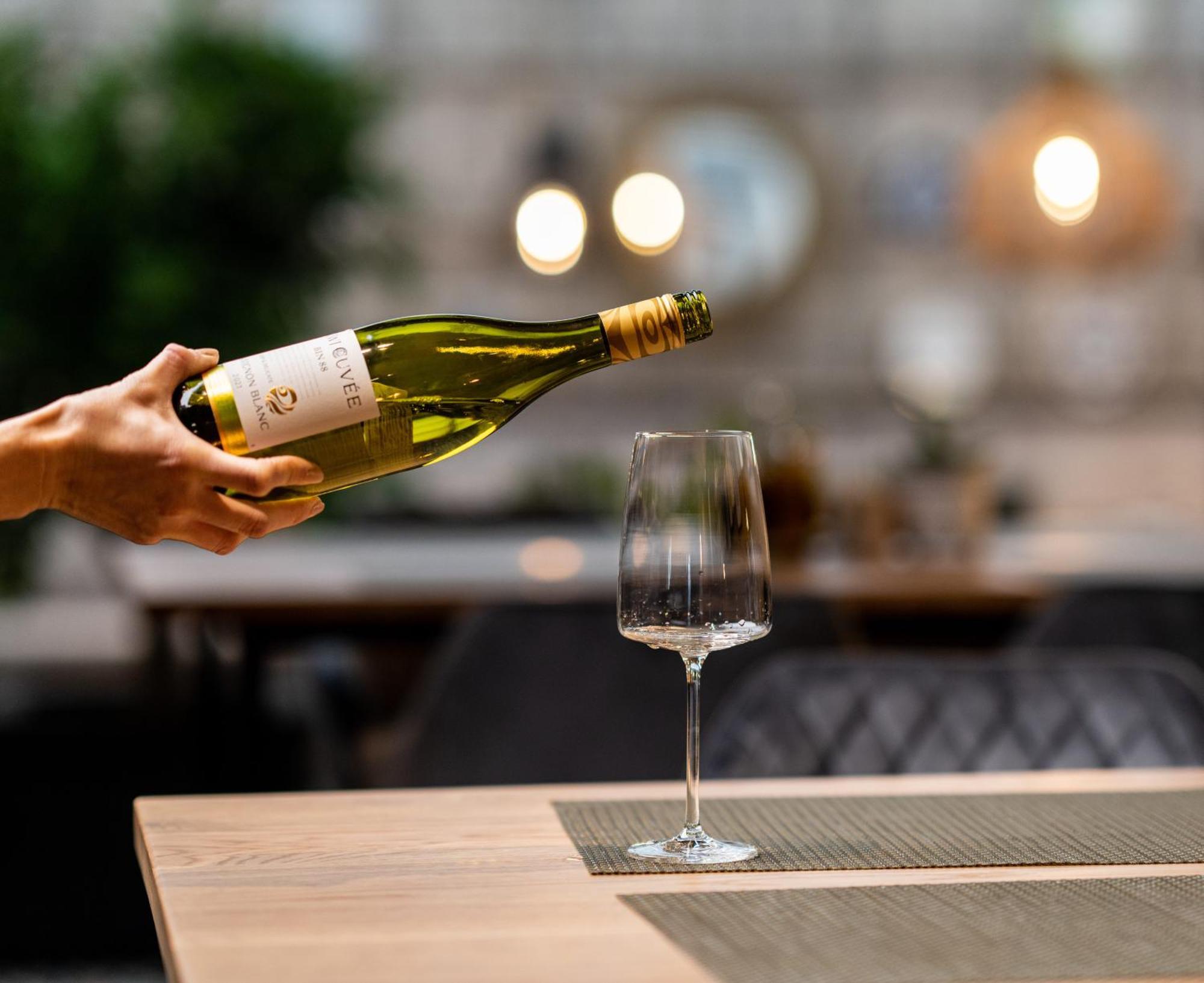 Hotel Residence Promenade Burgas Zewnętrze zdjęcie Wine being poured